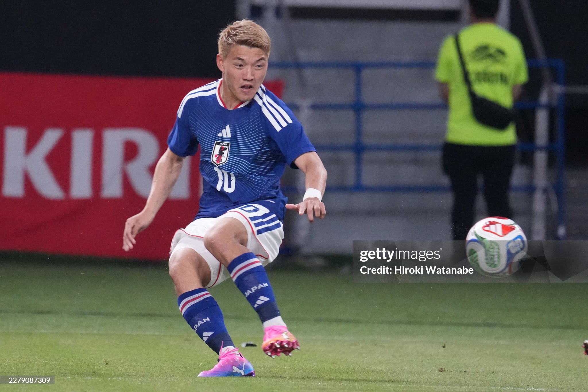 堂安律選手　別注　スパイク　未使用 サッカー日本代表 堂安律選手からわかる スパイクとメンタル - 0014のblog